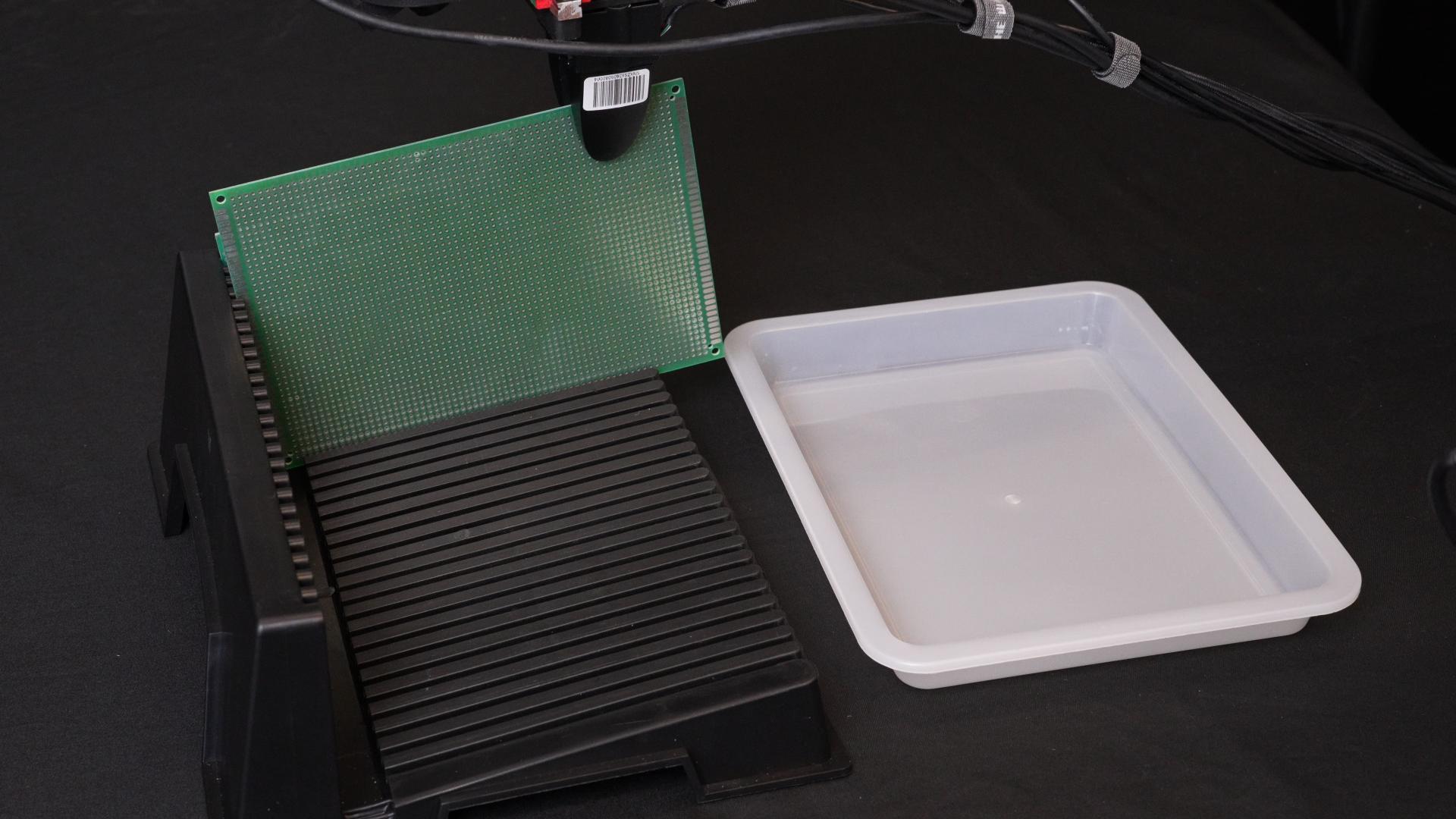 从物料盘中取出PCB板放入卡槽任务场景