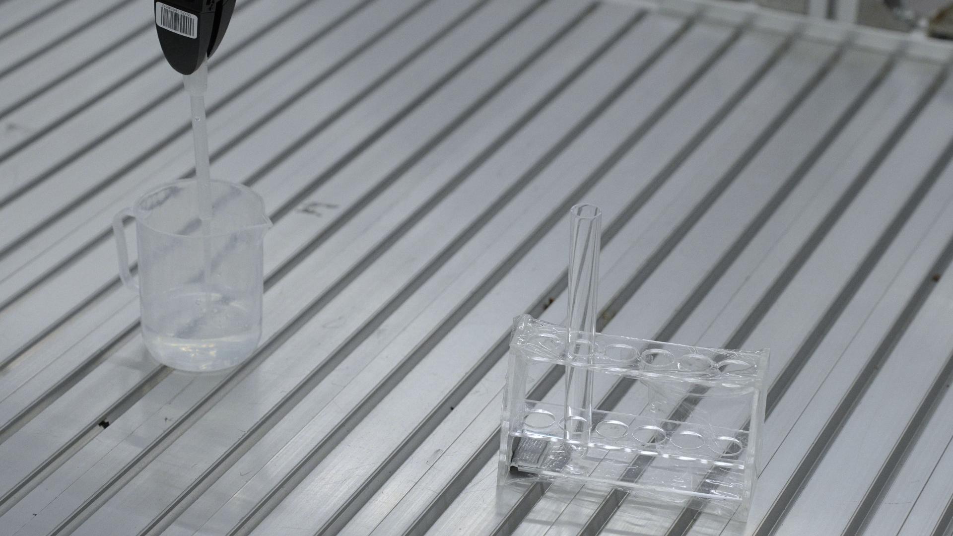 使用滴管吸水后释放倒入试管任务场景