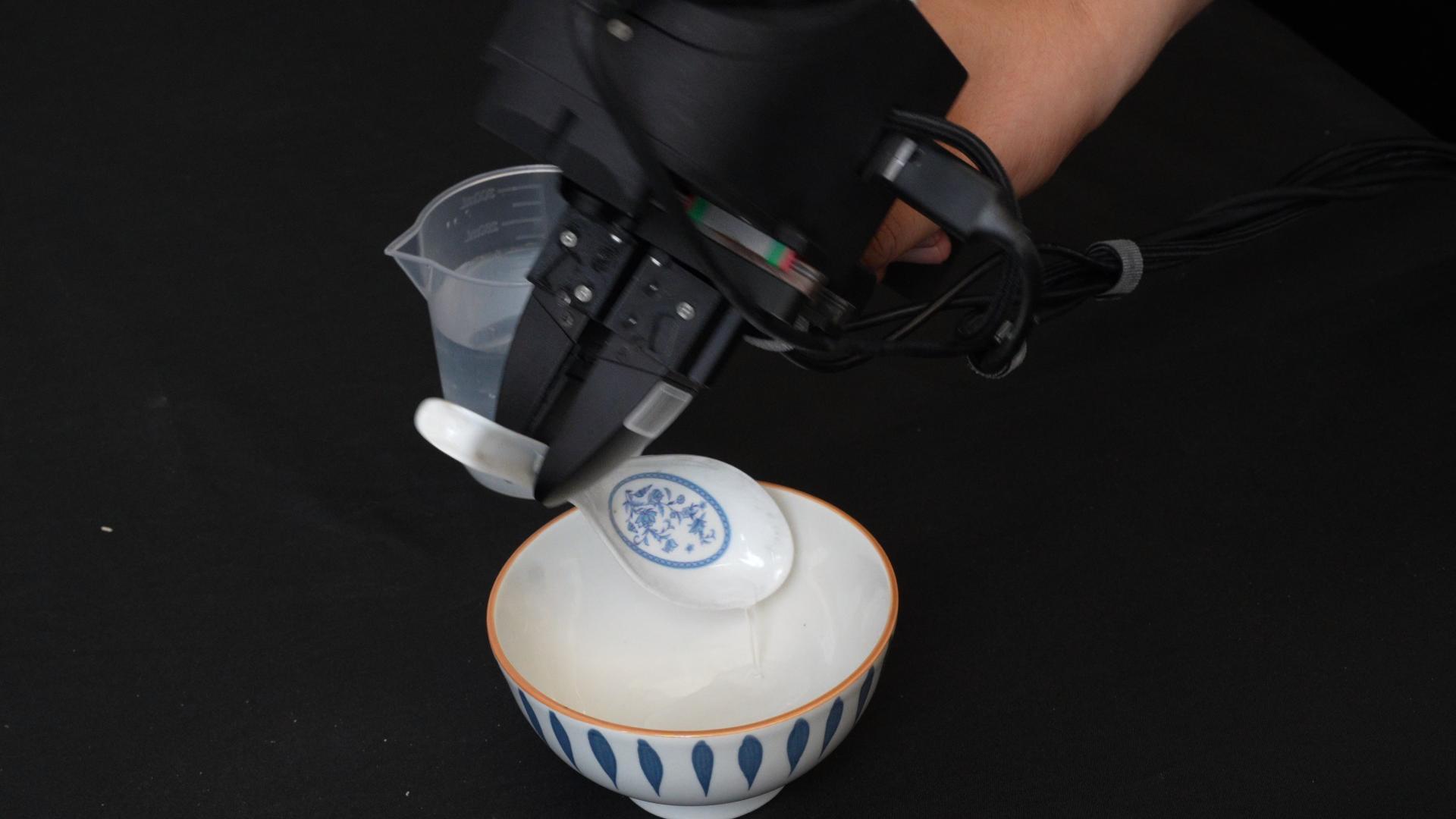 用勺子往碗里舀水任务场景