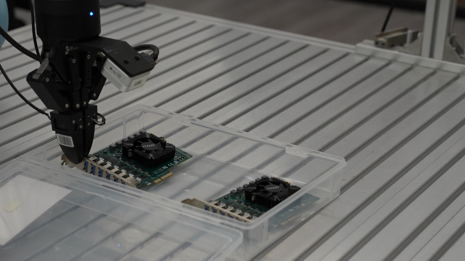 成品PCB放进盒子两边任务场景
