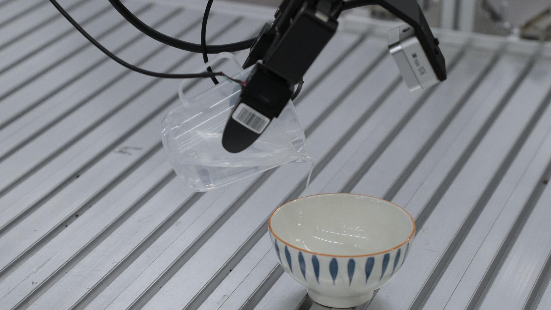 烧杯倾倒液体任务场景