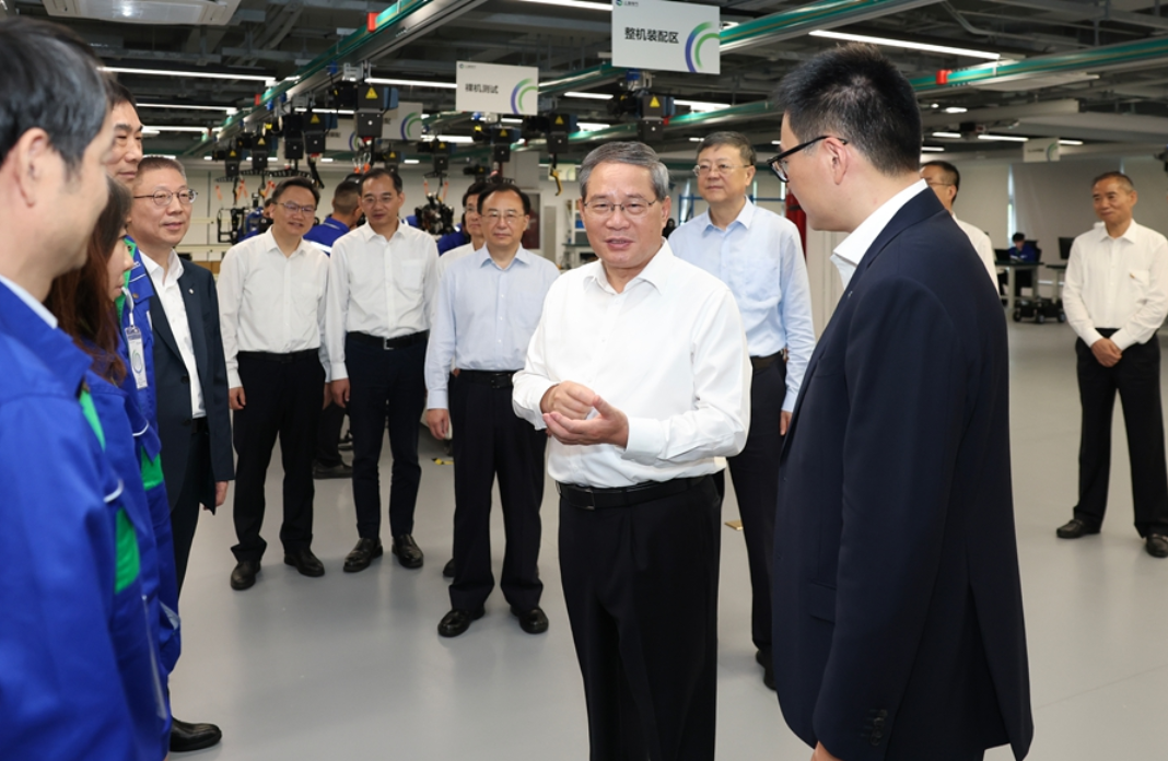 李强总理在上海调研“人工智能+制造”｜新智具身携手上海电气推进触觉具身智能场景化落地(图1)